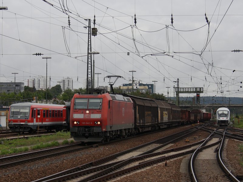 Die 185 042 am 04.09.2009 bei der Durchfahrt durch den Regensburger Hbf. 