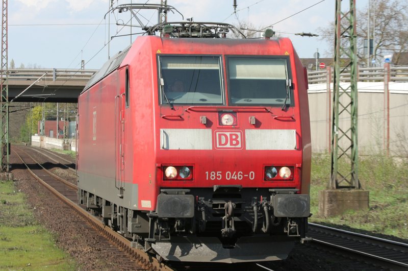 Die 185 046-0 Lz bei der Durchfahrt Oberhausen Sterkrade am 10.04.2009
