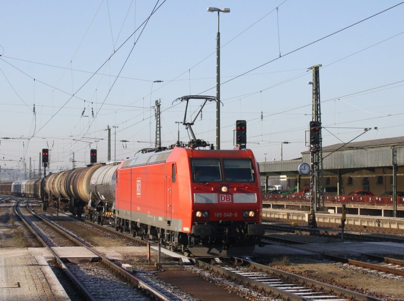 Die 185 048 am 30.12.2008 bei der Durchfahrt mit einem Gterzug in Passau Hbf. 