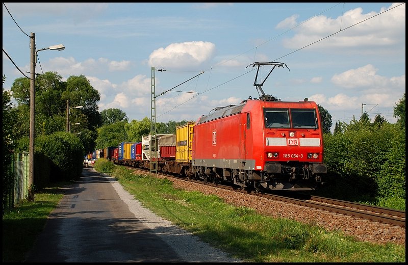 Die 185 064 ist mit einem Gterzug in Richtung Karlsruhe unterwegs. Aufgenommen in Rintheim im August 2008.
