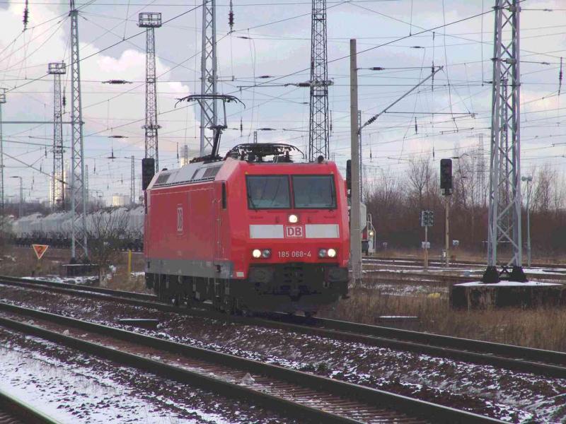 Die 185 068-4 verlsst den Bahnhof Rostock-Seehafen in Richtung Stralsund.Aufgenommen am 26.01.05