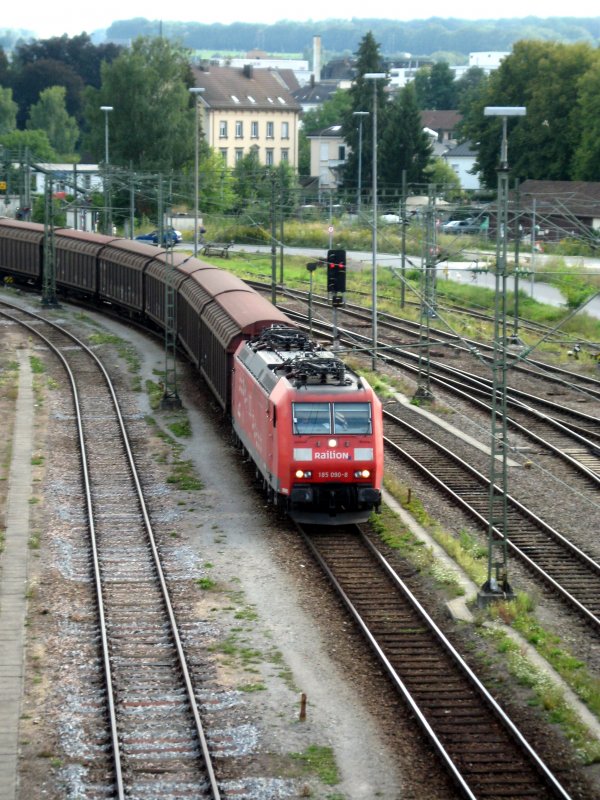 Die 185 090-8 mit Seitenwerbung fhrt mit einem Gterzug durch Konstanz. 3. September 2008.