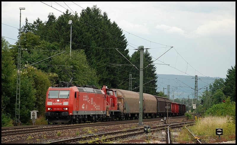 Die 185 090 (mit Seitenwerbung) zieht eine 363er und den FZT 56080 von Aalen nach Stuttgart-Hafen. Aufgenommen im August 2008 in Essingen(b.Aalen).