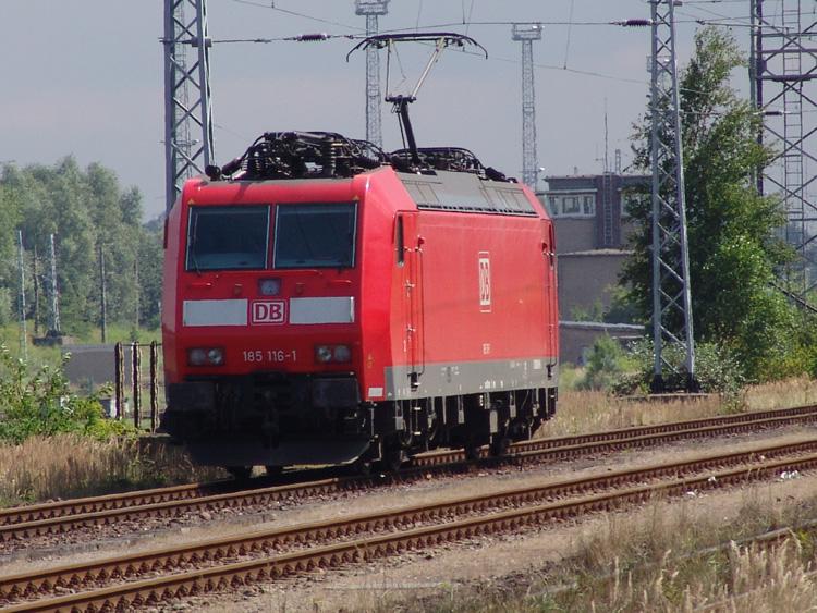 Die 185 116-1 bei der Einfahrt in das Kombiwerk Rostock-Seehafen.Aufgenommen am 15.08.05