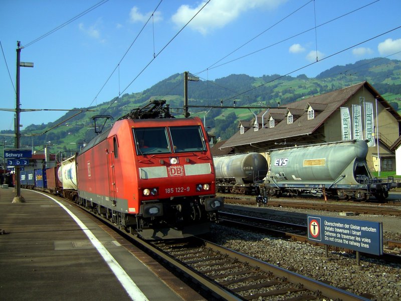 Die 185 122 am 27.08.2008 bei der Durchfahrt in Schwyz mit einem Containerzug. 