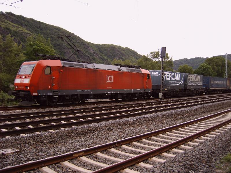 Die 185 145 wartet am 04.04 2005 mit ihrem Gterzug bei St.Goar/Fellen auf der linken Rheinseite auf Weiterfahrt in Richtung Koblenz.