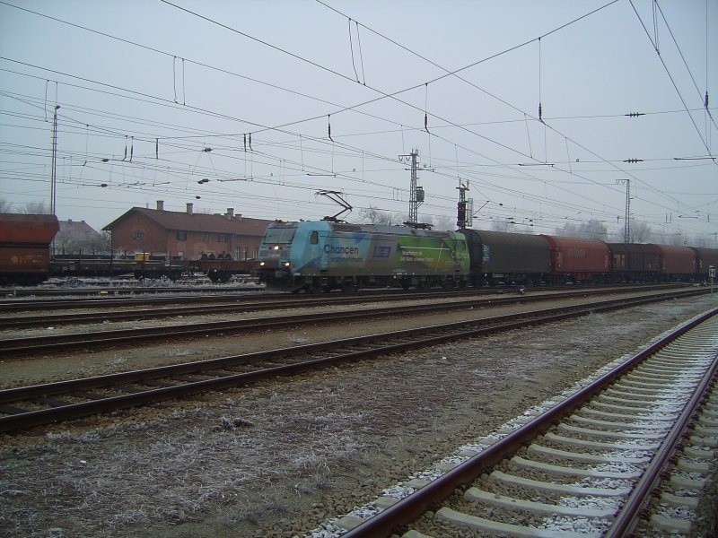 Die 185 152 mit K+S Reklame mit einem Gterzug am 21.12.2007 bei der Einfahrt in Landshut HBF. 