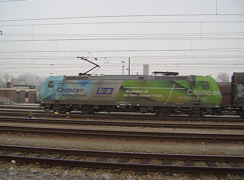 Die 185 152 mit K+S Reklame mit einem Gterzug am 21.12.2007 bei der Einfahrt in Landshut HBF. 