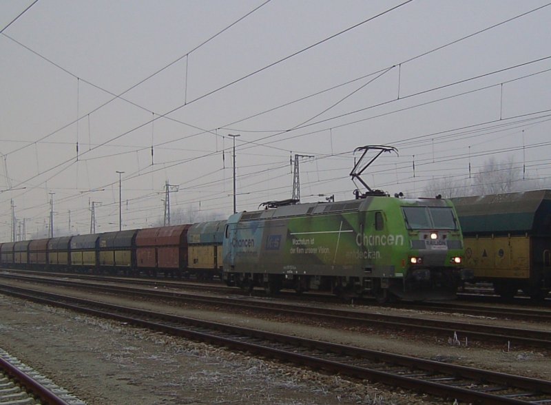 Die 185 152 mit K+S Reklame am 21.12.2007 in Landshut HBF. 