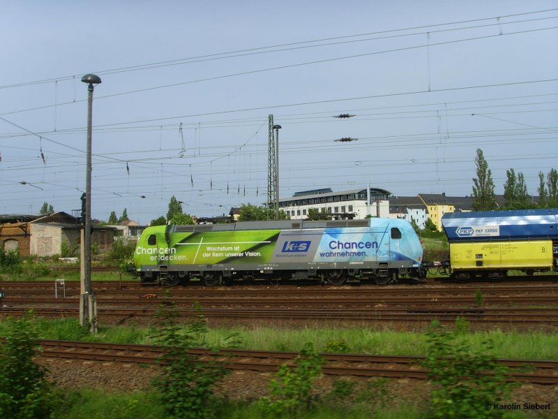 Die 185 152 in seltener Lackierung der  K+S Gruppe  (Gewinnung von Stein- und Kalisalz)mit polnischen Gterwagen am 26.05.2007 auf einem Abstellgleis  hinter  Leuna (Richtung Halle) - vom Zug aus fotografiert 