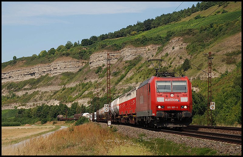 Die 185 167 zieht einen gem.Gterzug in Richtung Wrzburg. Aufgenommen im August 2008 bei Thngersheim.