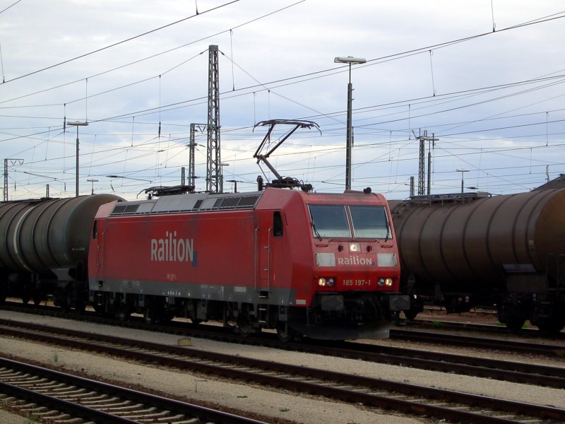 Die 185 197 am 04.08.2008 mit einem Gterzug bei der Ausfahrt aus Ingolstadt Hbf. 
