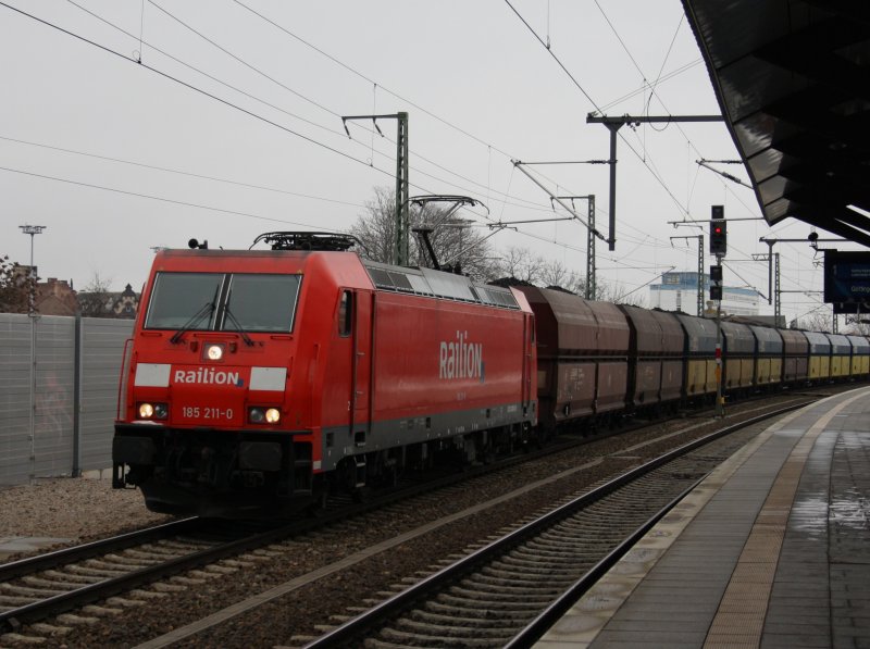 Die 185 211 am 21.02.2009 mit beim PKP Kohlezug bei der Durchfahrt in Erfurt Hbf. 