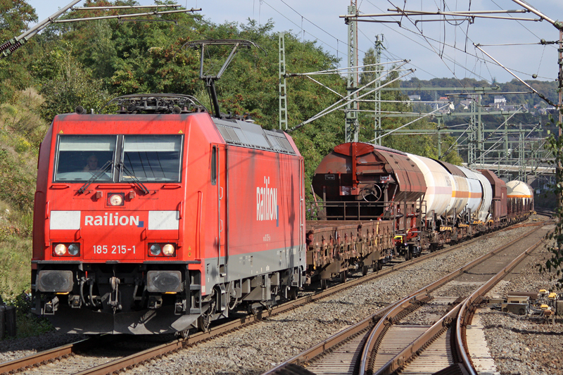 Die 185 215-1 mit einen gemischten Gterzug in Wuppertal Vohwinkel am 25,09,09