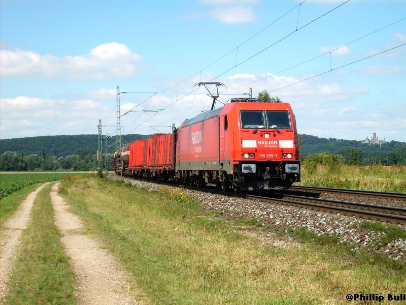 Die 185 255-7 fhrt am 12.8.07 mit einem GZ durch Burgstemmen