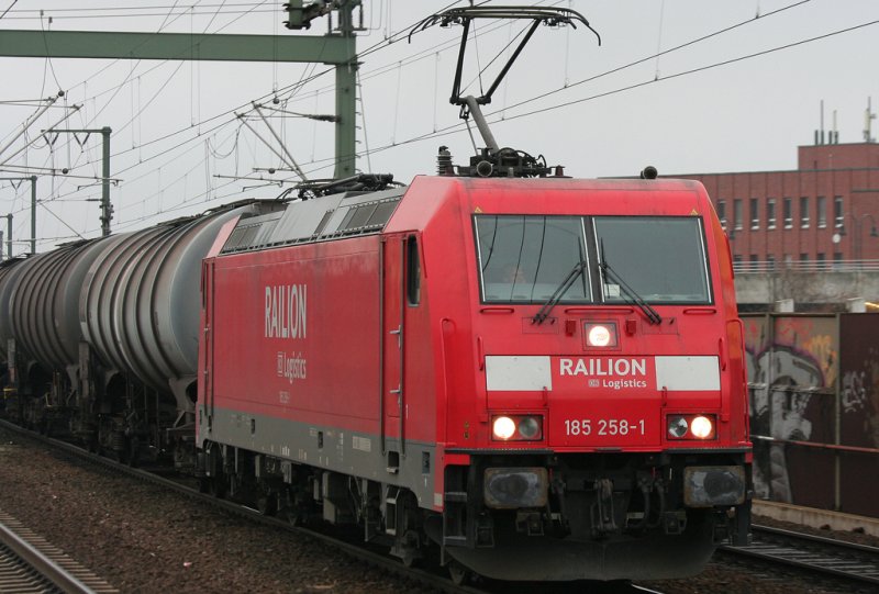 Die 185 258-1 der DB Railion durchfuhr Kln Ehrenfeld mit einem langen Gterzug am 23.12.2008