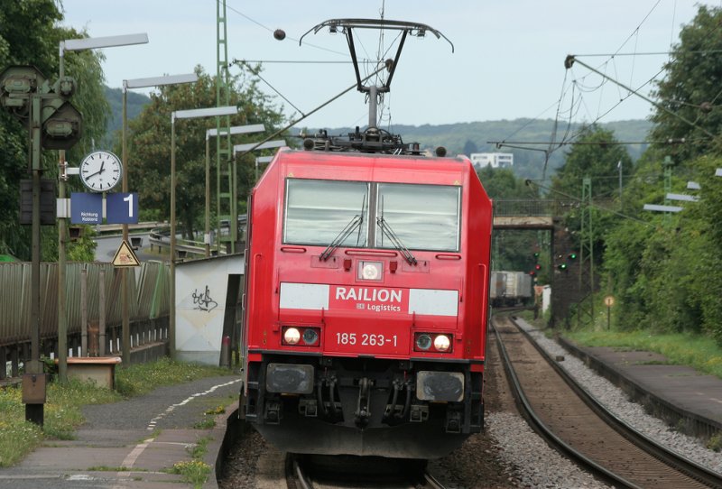 Die 185 263-1 zieht ihren Gterzug durch Erpel am 16.07.2009