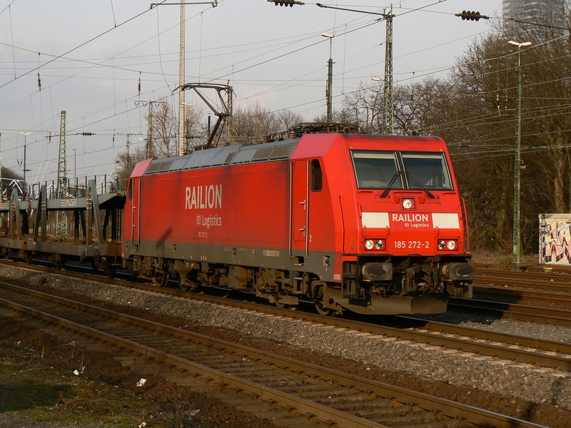 Die 185 272-2 konnte ich im Mrz diesen Jahres am Bahnhof Kln West aufnehmen , eine janz wunderbare Lok ! 