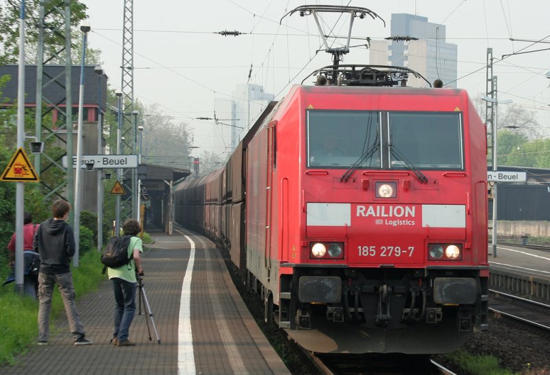 Die 185 279-7, ihre Spotter & Fotographen bei der Arbeit am 14.04.2009 in Bonn Beuel