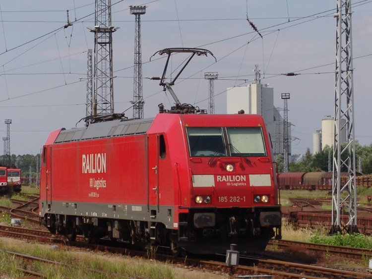 Die 185 282-2 wird in Krze den 50189 LKW-Walter von WRS nach Basel bespannen.Aufgenommen am 20.06.07 in Hhe Haltepunkt Rostock Toitenwinkel
