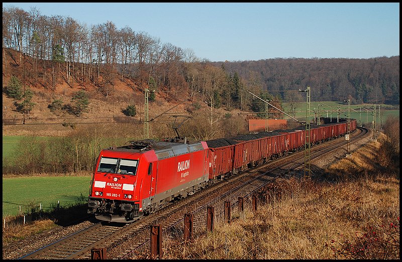 Die 185 282 ist mit ihrem Kohlezug in Richtung Ulm unterwegs. Aufgenommen am 15.November 2008 bei Urspring.
