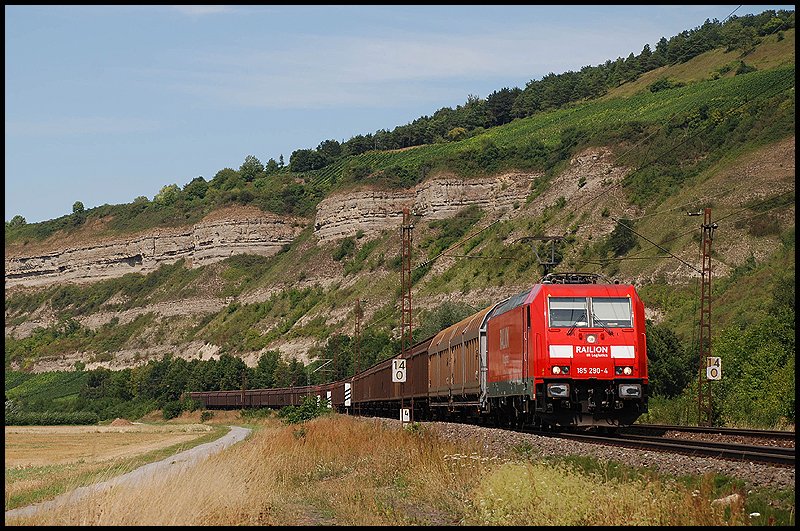 Die 185 290 zieht einen Gterzug in Richtung Wrzburg->Sden. Aufgenommen im August 2008 bei Thngersheim.