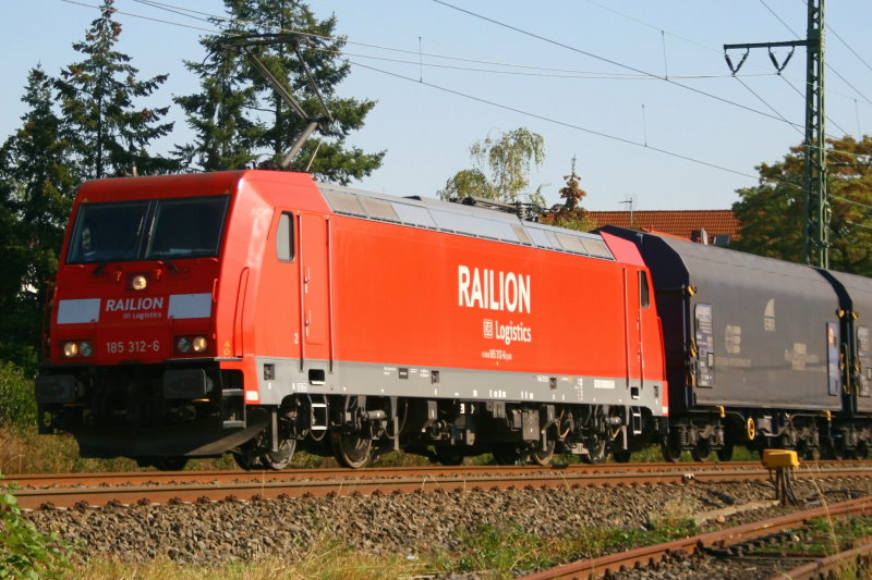 Die 185 312-6 mit einem Gterzug aufgenommen in Flrsheim am 23.09.2009.