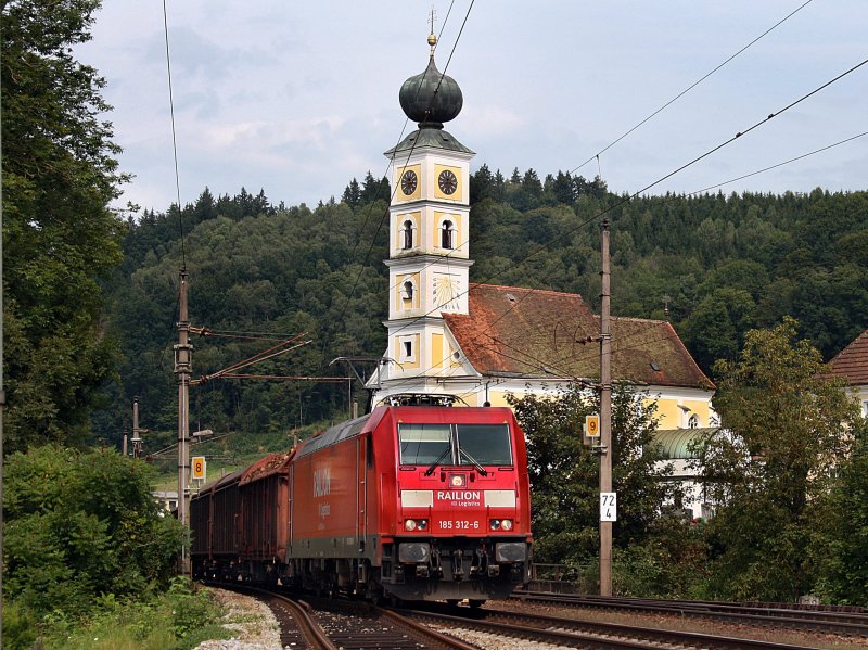 Die 185 312 mit einem Gemischten Gterzug am 29.08.2009 bei der Durchfahrt in Wernstein. 