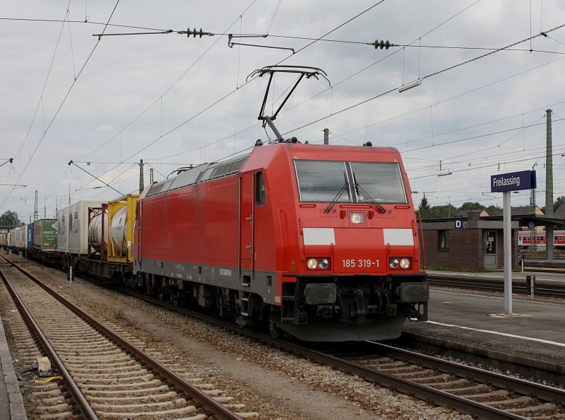 Die 185 319 am 11.07.2009 mit einem KLV Zug bei der Durchfahrt in Freilassing. 