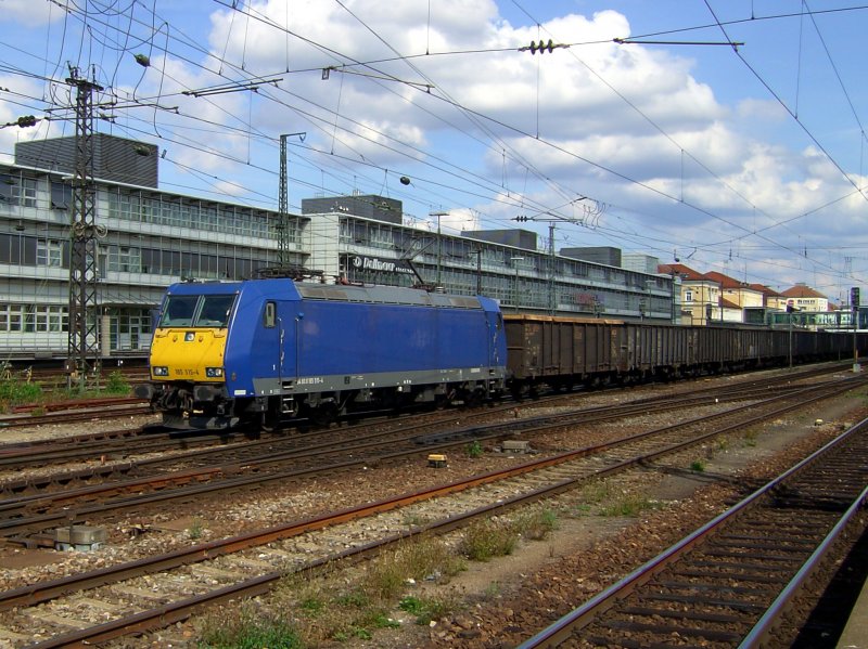 Die 185 515 mit einem Gterzug am 26.08.2008 bei der Durchfahrt in Regensburg Hbf. 