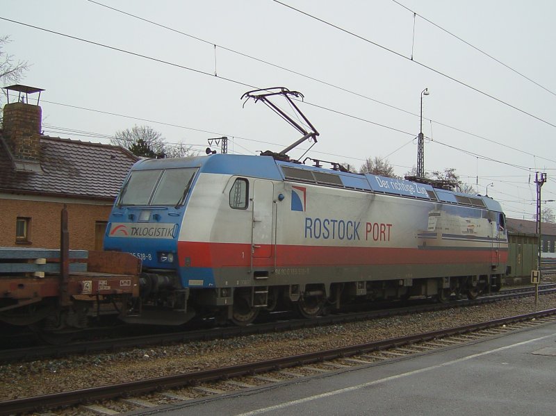 Die 185 518 von TX Logistik am 02.02.2008 bei der Durchfahrt in Rosenheim. 
