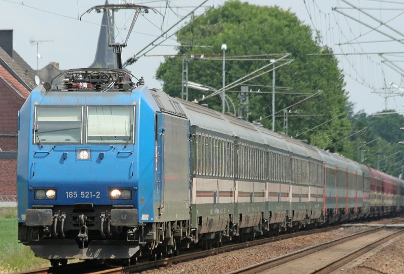 Die 185 521-2 der HGK zieht einen Leerwagenzug nach Aachen West am 31.05.2009