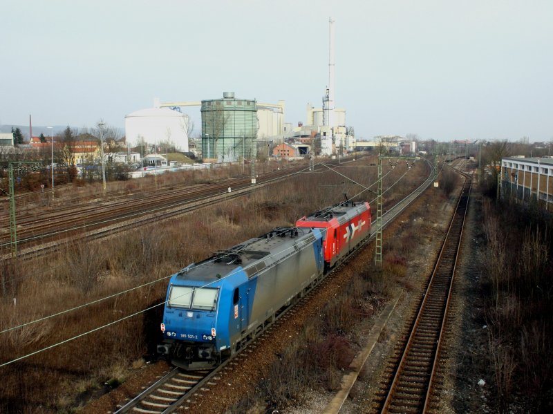 Die 185 521 und eine Weitere der HGK am 14.03.2009 bei der vorbeifahrt an der Regensburger Zuckerfabrik. 
