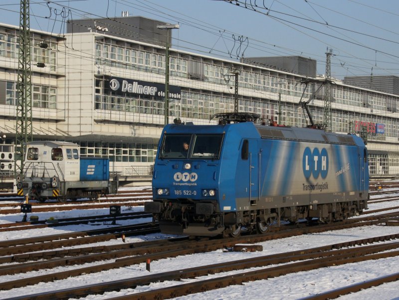 Die 185 522 der LTH am 09.01.2009 bei der Ausfahrt aus dem Regensburger Hbf. 