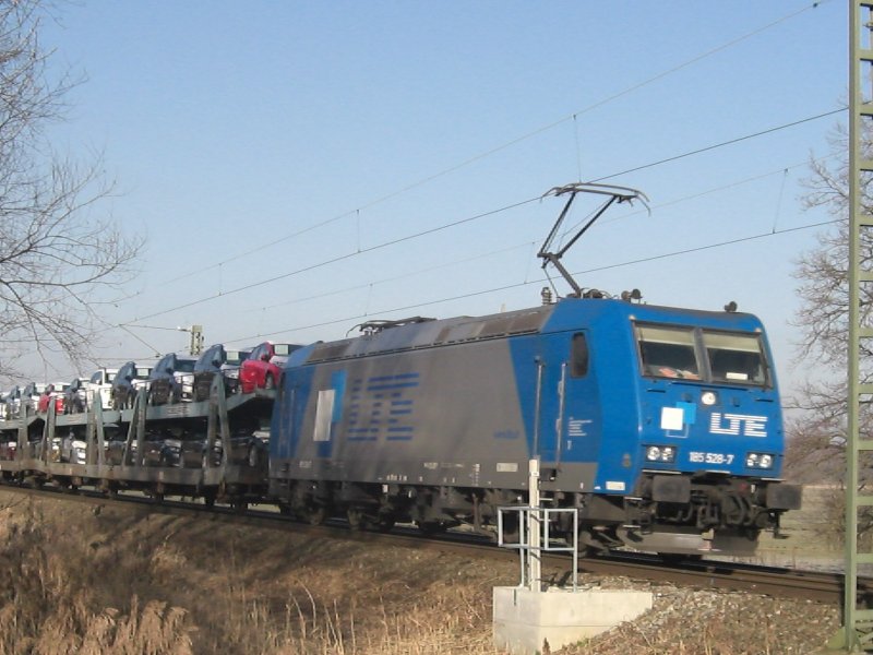 Die 185 528-7 der  LTE  mit Autozug unterweg in Richtung Salzburg.
Das Foto wurde am 9. Januar 2009 kurz nach Prien am Chiemsee
aufgenommen.