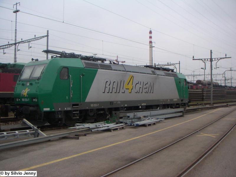 Die 185 533-7 genoss am 16.4.05 in Muttenz das Wochenende.