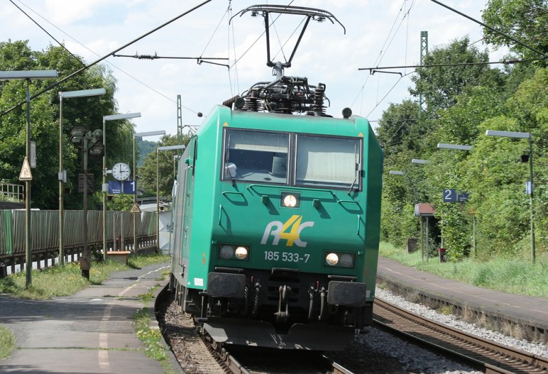 Die 185 533-7 die Rail4Chem zieht ihren Gterzug durch Erpel am 16.07.2009
