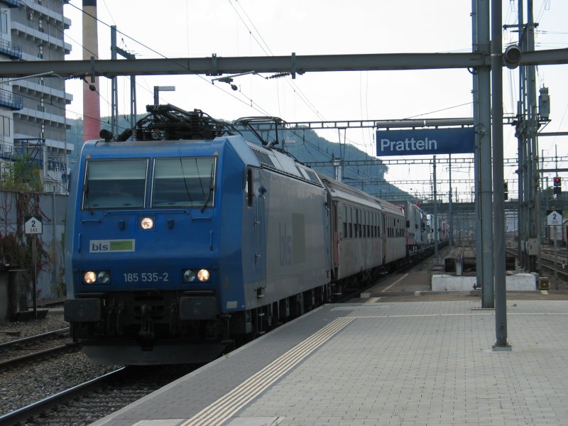 Die  185 535-2 mit einer Rollenden Landstrasse