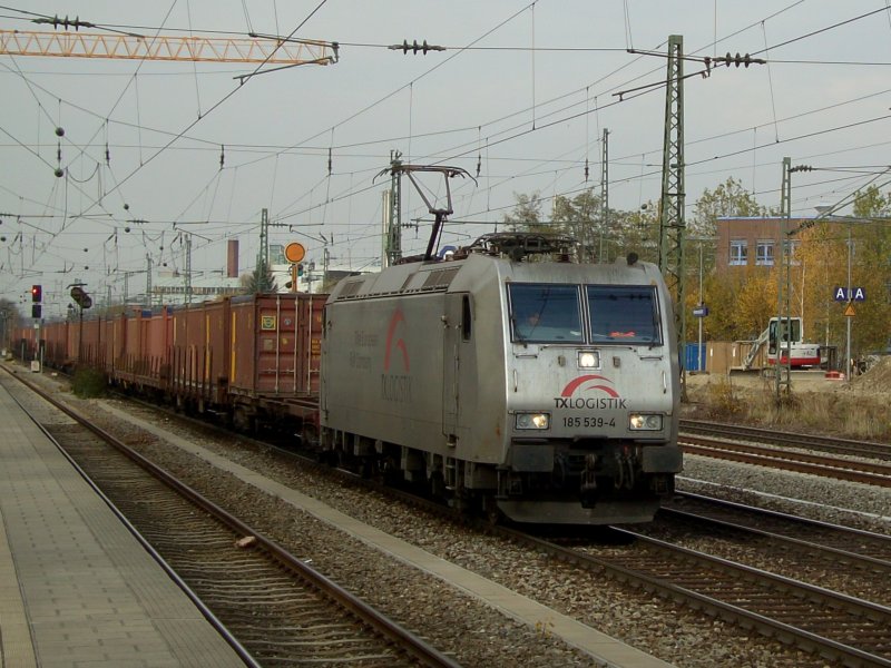 Die 185 539 von TX-Logistik mit dem Italienischen Mllzug am 08.11.2008 bei der Durchfahrt am Heimeranplatz (Mnchen) 