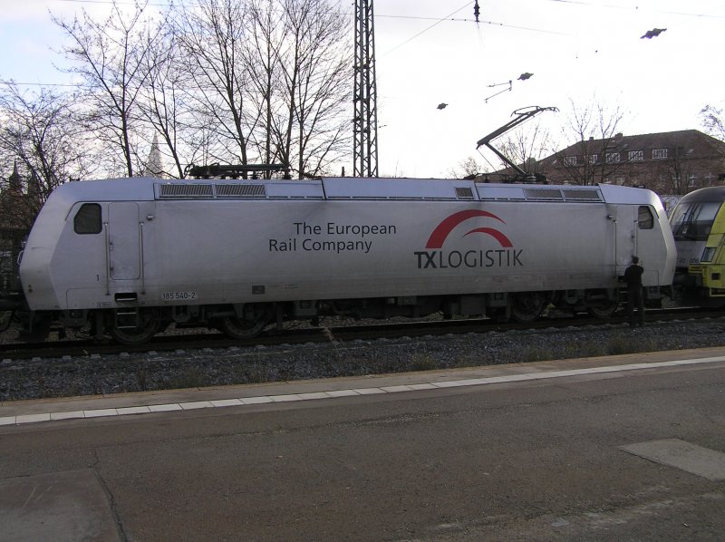 Die 185 540-2 der TXLogistik am 10.12.2006 in Gttingen.