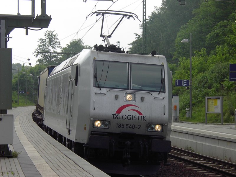 Die 185 540  KASSEL HUSKIES  von TXL Logistics fhrt durch
den Signal-Iduna-Park.
