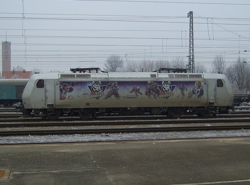 Die 185 540 von TX Logistik (EC Kassel Huskies) am 21.12.2007 in Landshut Hbf. 