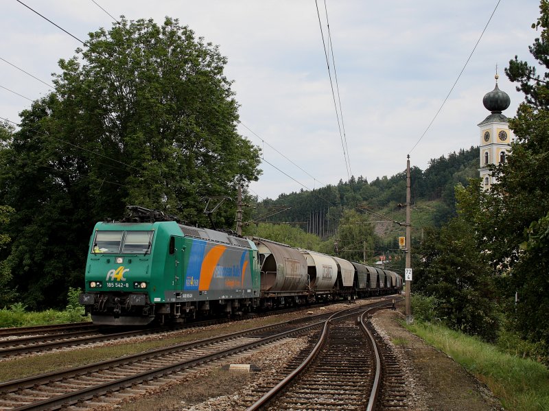 Die 185 542 mit einem Getreidezug am 26.08.2009 bei der Durchfahrt in Wernstein. 