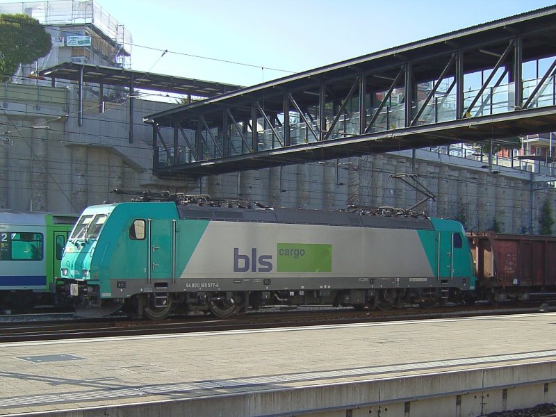 Die 185 577 der BLS am 03.11.2007 in Spiez. Sie wartet auf ihre Vorspann Lok um anschlisend ber den Ltschberg zu fahren. 