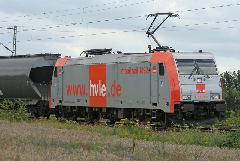 Die 185 583-2 der HVLE zieht einen langen Gterzug durch die Strecke in Unna Massen, aufgenommen am 30.07.2009