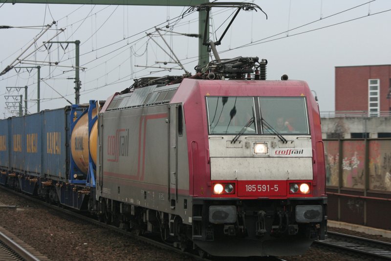 Die 185 591-5 der Crossrail durchfuhr Kln Ehrenfeld am 23.12.2008 mit einem Gterzug