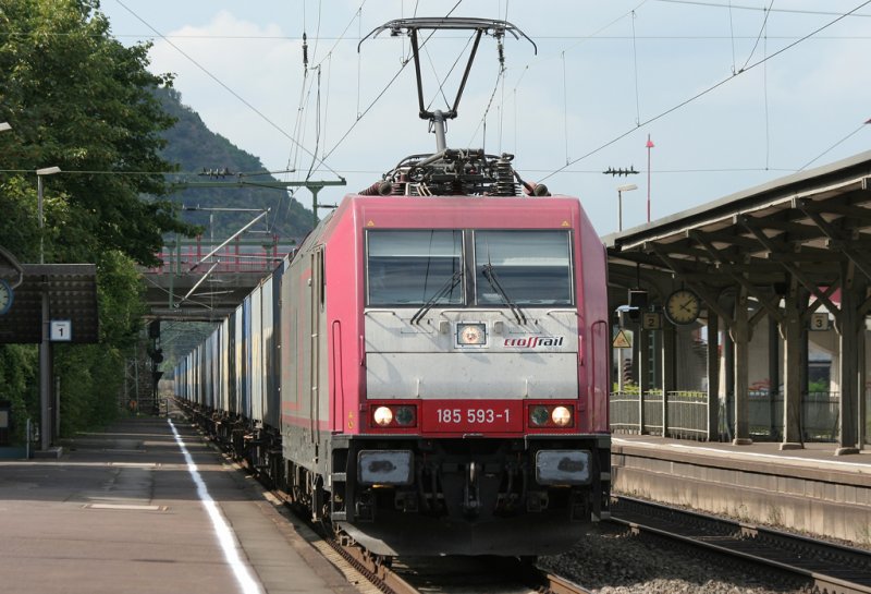 Die 185 593-1 der Crossrail zieht einen Gterzug durch Brohl am 11.08.2009
