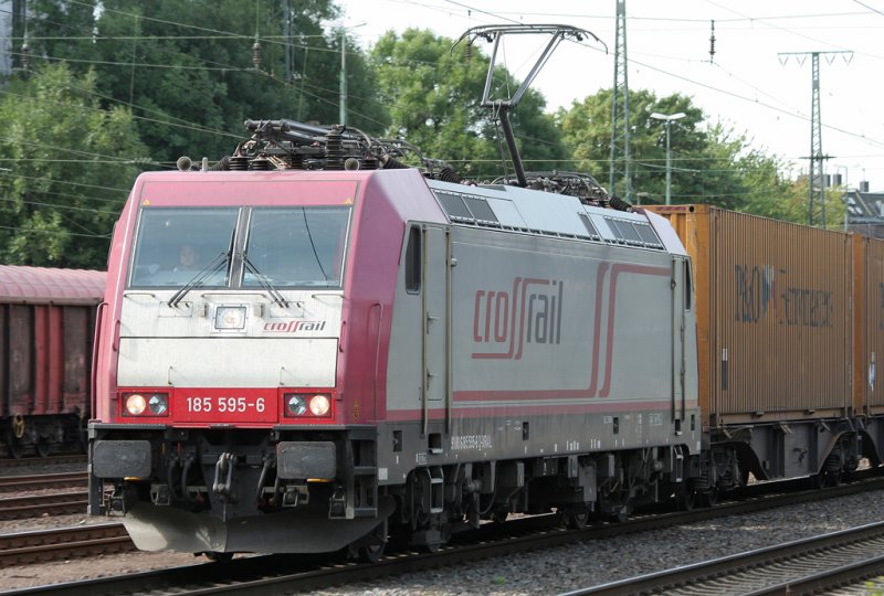 Die 185 595-6 von Crossrail zieht eine Gterzug durch Kln West am 29.07.2009