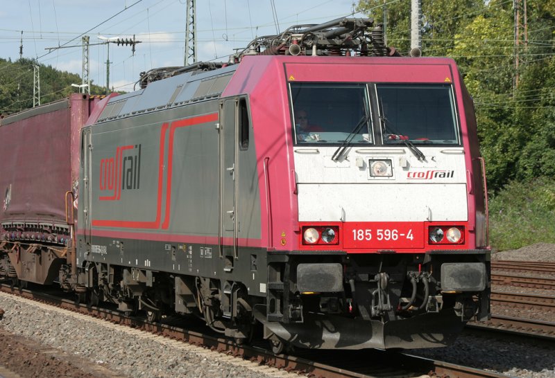Die 185 596-4 von Crossrail fhrt abgebgelt durch Kln West am 31.07.2009 Hat jemand eine sinnvolle Erklrung dafr ? 