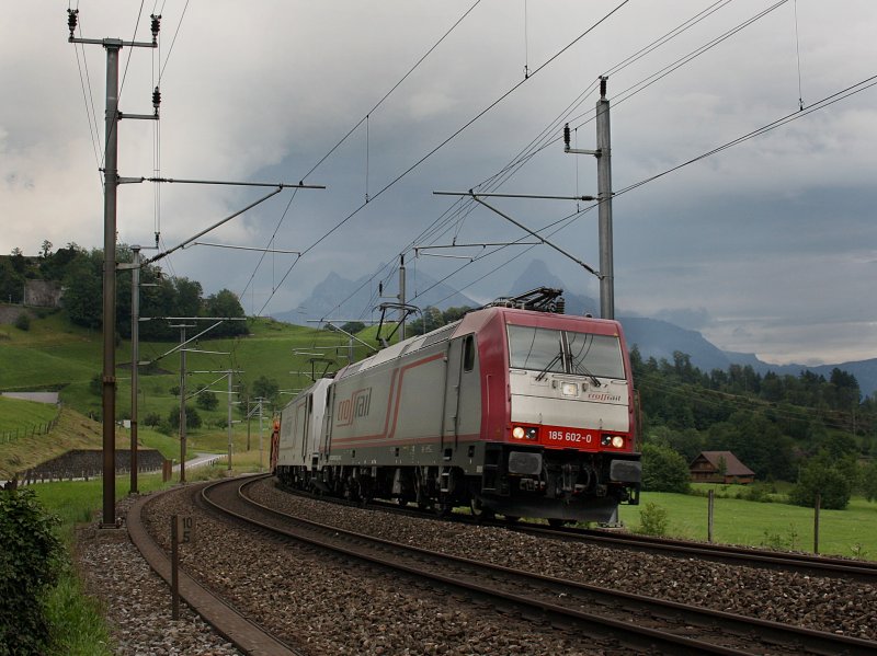 Die 185 602 und eine weitere von Cross Rail am 27.06.2009 unterwegs bei Arth-Goldau.  